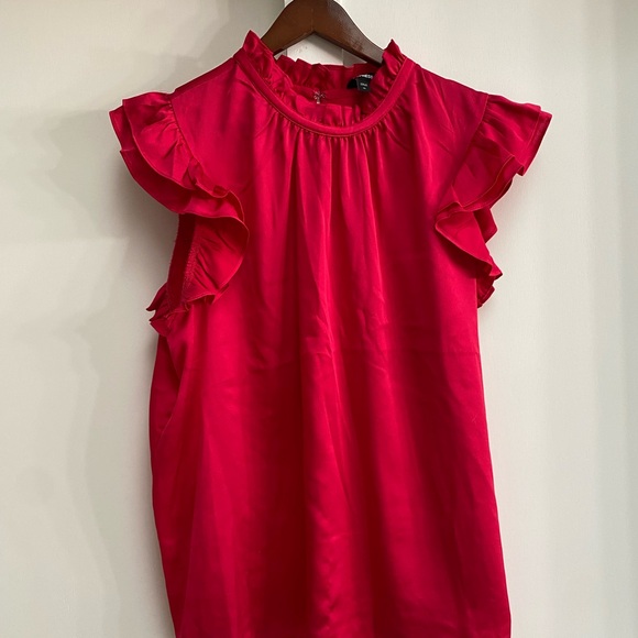 EUC Luxe pink satin ruffle top 🎀
Express size XL - Picture 3 of 6